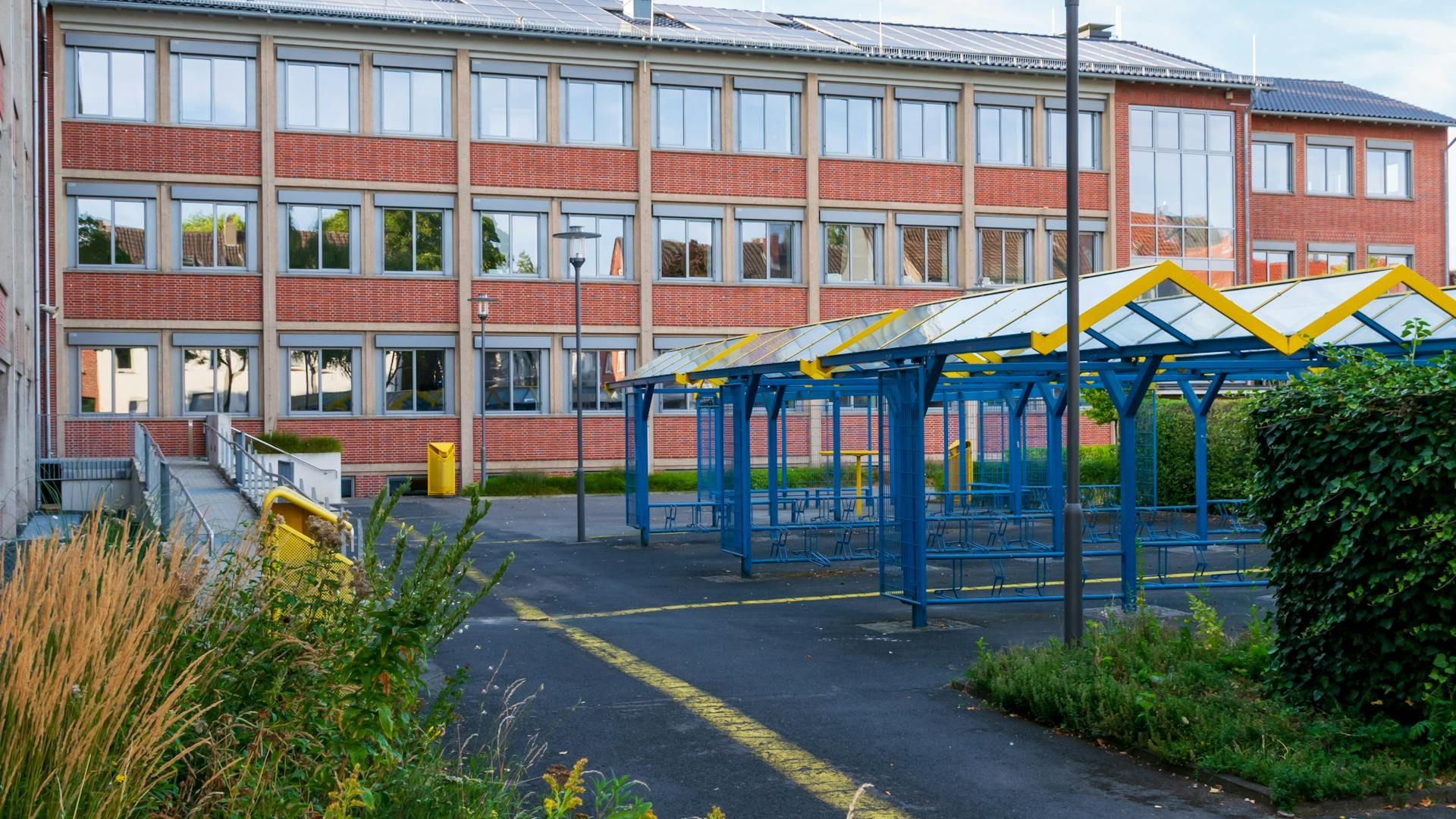 Village Park Elementary School — homes and neighborhoods in the attendance zone